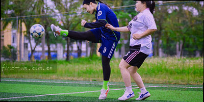 中超焦点战现场灯光与球员冲刺剪影